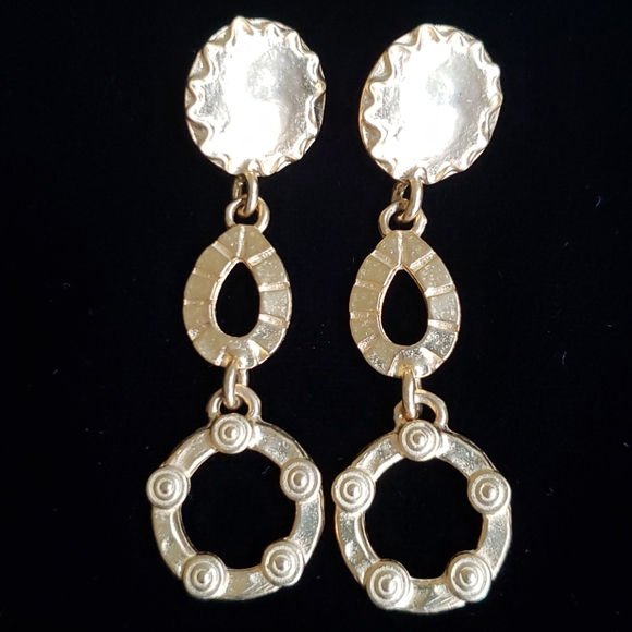 Vintage Jewelry - VTG Gold tone dangling earrings